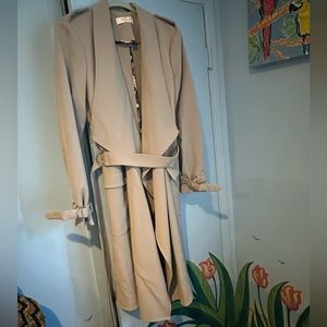 Women’s Eliza J Classic front drape Trench Coat. Water resistant / Great Brand.